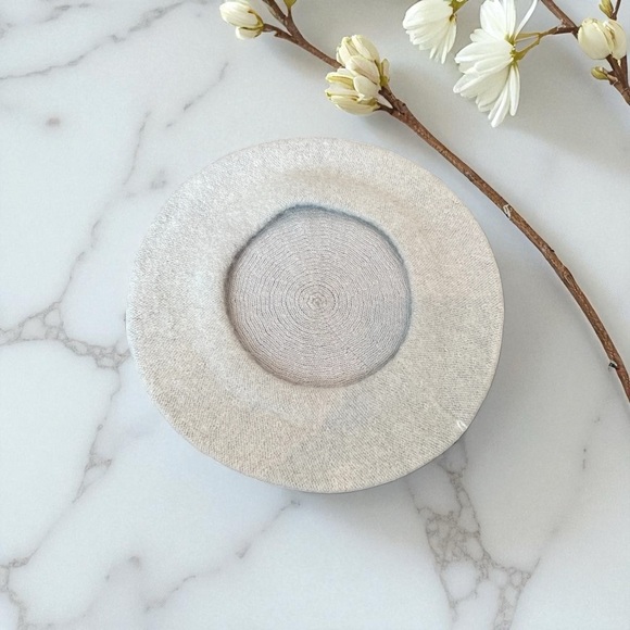 Women’s Elegant Gray Wool Beret - Picture 2 of 2